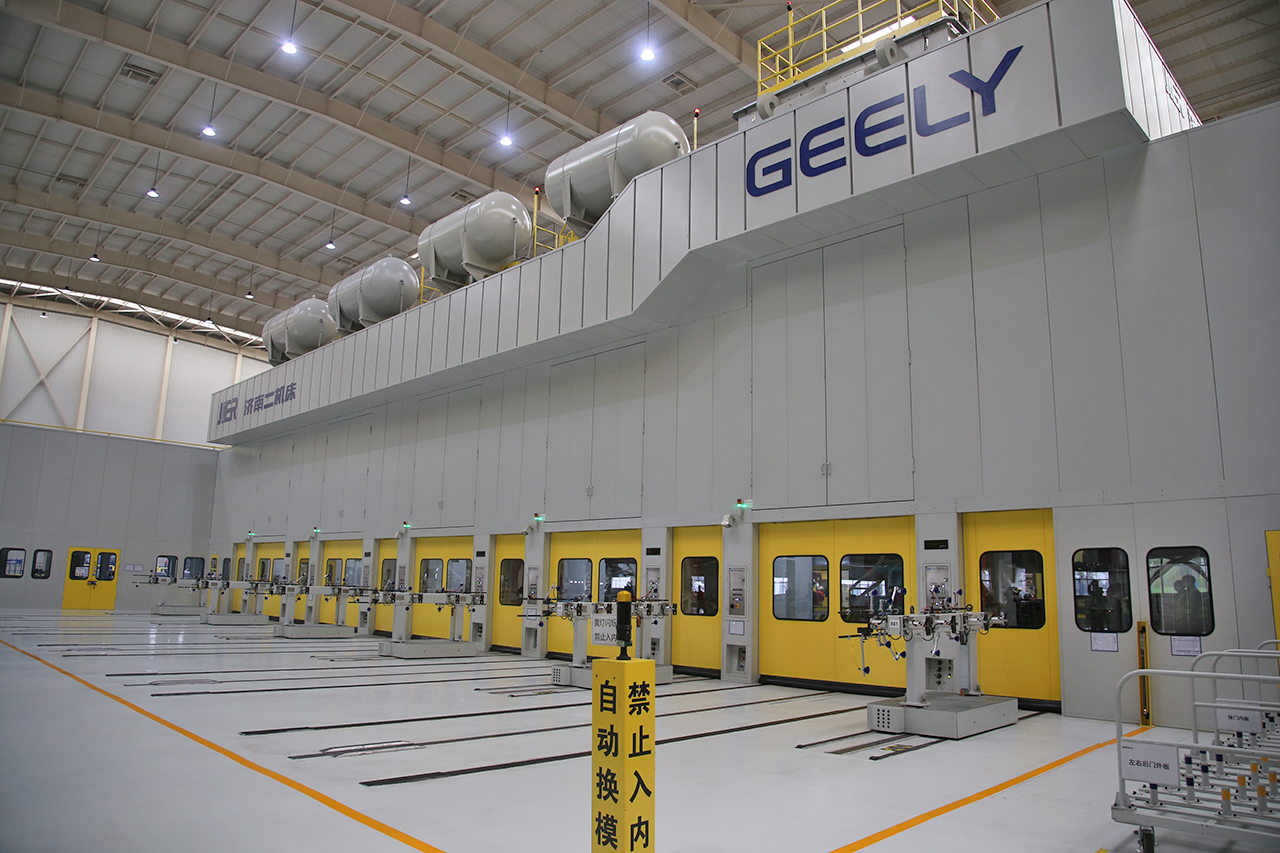 Create a new benchmark for manufacturing in China and explore Geely Xi 'an super intelligent black lamp factory.